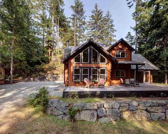Private West-Coast Inspired Cabin in the Woods - Madeira Park - Budova