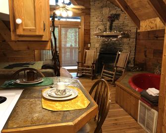 Gatlinburg Adventure Cabins - Sevierville - Dining room