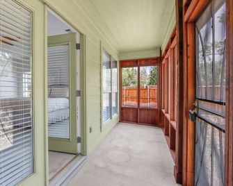 Charming Kyle Retreat with Pool, Porch & Walk to Downtown - Kyle
