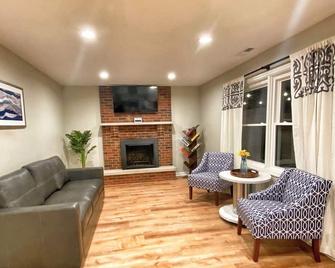 Carmel Lodge-Sleeps 25, By Grandpark, Indy10mi - Carmel - Living room