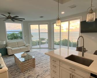 Gorgeous Newer Oceanfront Home! Private heated pool, dock and great views! - Summerland Key - Wohnzimmer