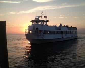 Beachfront 5-bedroom vacation home, 15-minute walk to Ocean Beach - Fire Island Pines