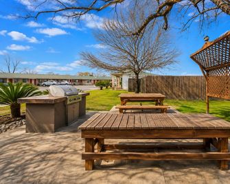 OYO Hotel San Antonio Near At&t Center - San Antonio - Patio