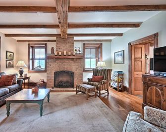 A cozy, beautifully renovated 1829 farmhouse - Mechanicsburg - Soggiorno