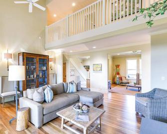 Kelseyville Home with Private Pool and Vineyard Views! - Kelseyville - Living room