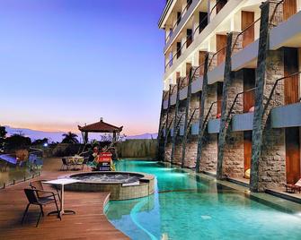 The Batu Hotel & Villas - Batu - Zwembad