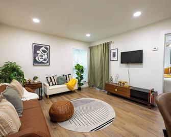 San Antonio Cozy Tourist Full Apartment - San Antonio - Living room