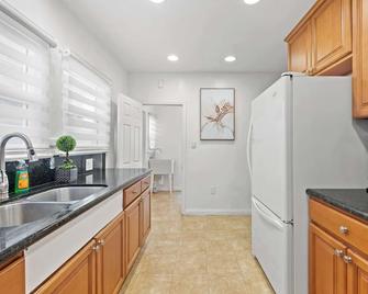Comfortable Home Near LA with Full Kitchen & Laundry - Alhambra - Cuisine
