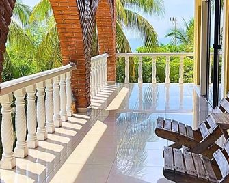 Ocean front beach estate/Surfer Paradise Romantic Owner Suite - El Sunzal - Balcony
