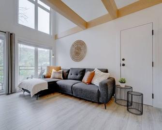 E-302- Condo ski in and/and ski out 2 bedrooms - Bromont - Living room