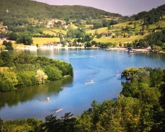 Charming house in the heart of the Correze countryside for 16 to 24 people - La Chapelle-aux-Brocs - Vista del exterior