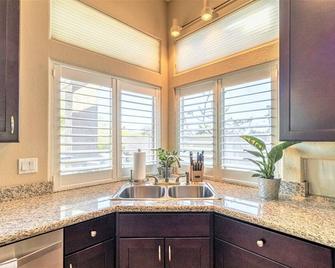 Gardenesque oasis getaway w/cooling water misters - פיניקס - מטבח