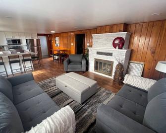 Cozy and Updated Lake Front Cottage, Near Green Bay, Door County, and more - Oconto - Wohnzimmer