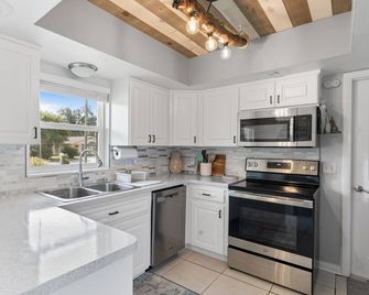 Christmas vacation time in Crystal River! Waterfront Pool home. Manatee season!! - Crystal River - Cocina