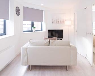 City Stay Apartments - Platform Bedford - Bedford - Living room