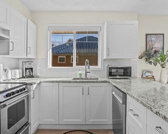B212 Hot Tub, AC x3, parking, 2 min to Banff Gate - Harvie Heights - Kitchen