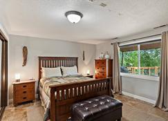 Lakefront Perfect for Families/Corporate Rentals - Wasilla - Bedroom