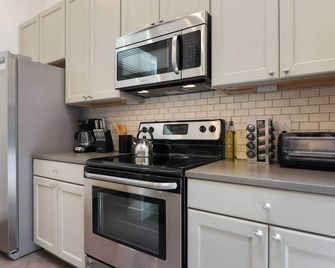 Roami at Bourbon Place - New Orleans - Kitchen