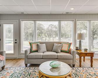 Edgewater on Kentucky Lake with Hot Tub and Games - Aurora - Sala de estar