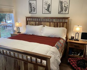 Secluded property on 14 forested acres, 18 minutes to U of O. Horse friendly. - Pleasant Hill - Bedroom