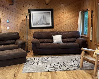 Brimley Beach home next to Brimley State Park - Brimley - Living room