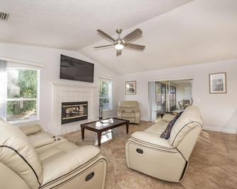 New Inside, Large family home! Furnished w/utils, stay 1-6 months. - Dover - Living room