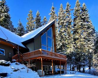 \'Mountain Getaway\' Family/Pet Friendly located in the Mountains Fiber internet - Wenatchee - Building