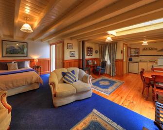 Old Wesleydale Heritage Accommodation - Deloraine - Living room