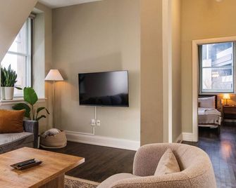 Downtown Luxury 2br Loft - Milwaukee - Living room
