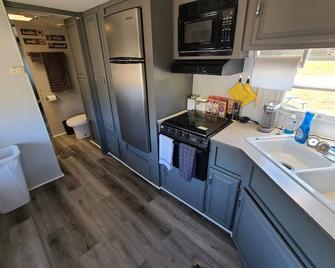 The Air Bee-N-Bee: In The Heart of the Black Hills - Custer - Cocina