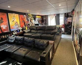 Detached home with heated saltwater pool 45 minutes from Toronto - Whitby - Lounge