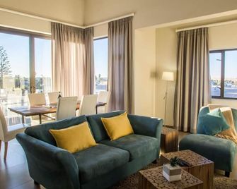 ديزيرت ساندز بوتيك بي آند بي - سيلف كايترينج - سواكوبموند - غرفة معيشة