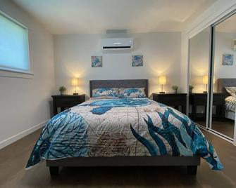 Upstairs Valley Beach Escape Apartment - Spokane Valley - Bedroom