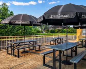 Days Inn by Wyndham Leamington - Leamington - Patio