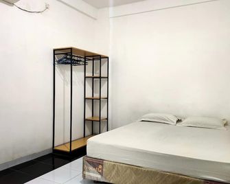 Hotel O Pondok Puti Sartika Syariahnearpasar Jum'at Aluh Aluh - Banjarmasin - Schlafzimmer