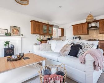 Lovely 2 Bedroom Maisonette with Parking in Tonbridge - Tonbridge - Living room