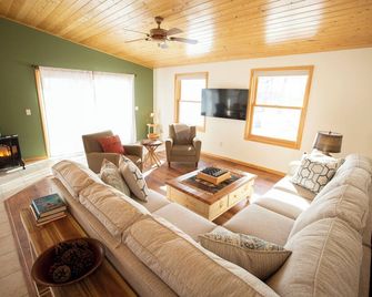 Comfortable, modern, family-friendly cabin on 320-acre lake with many amenities - Deer River - Living room