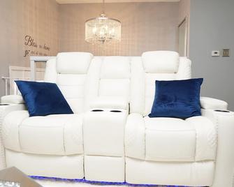 Luxury 4 bedroom and 2.5 bath home - West Des Moines - Living room