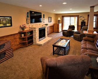 Stunning Log Home, 6 bedrooms, 5.5 baths, sleeps 11 on 10 secluded acres - Saluda - Living room