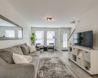 Townhouse in Downtown Lambertville. Close to Restaurants and Downtown Toledo - Lambertville - Living room