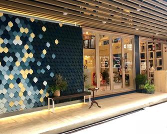 Kinnon Deluxe Hostel Coworking Cafe - Bangkok - Building