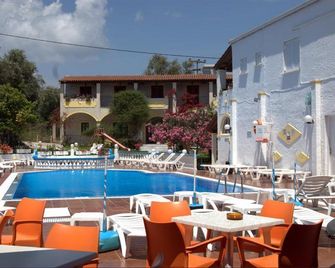 Leftis Romantica - Moraitika - Pool