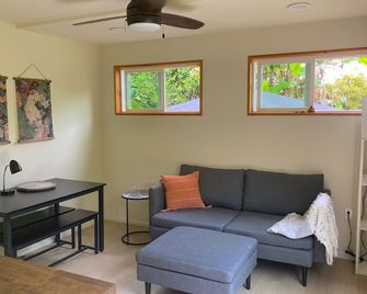 Seaside House and Aloha Bungalow - Pahoa - Living room