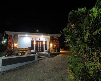 Saputra View Bromo Homestay - Sukapura - Building