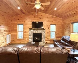 Charming, pet Friendly Cabin, Perfect for Fishing, Family, Hiking and R&r! 2 Bedroom Cabin by RedAwning - Tellico Plains - Living room
