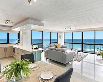 Breakers North Absolute Beachfront Apartments - Surfers Paradise - Living room