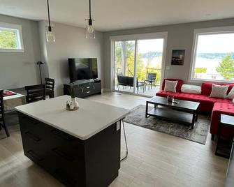 Ocean View Oasis - Campbell River - Living room