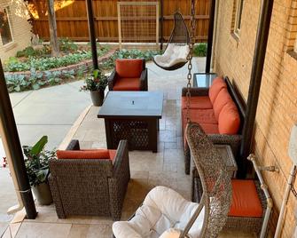 Stay in historic downtown Hays in upscale accommodations - Hays - Patio