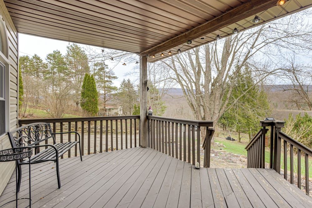 Great for Groups! Spacious Melcroft Home w/ Deck