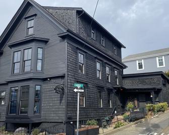 Crew's Quarters Boarding House - Caters to Men - Provincetown - Bangunan
